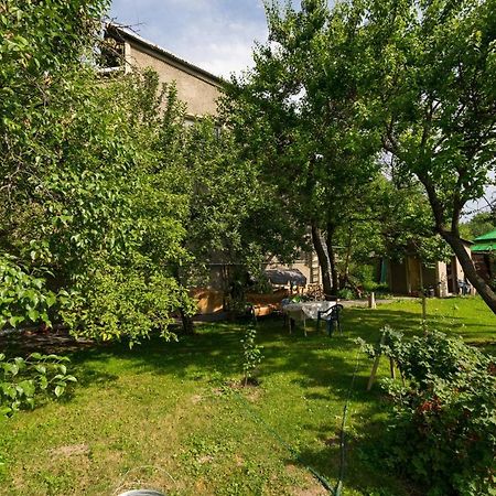 Guest House On Maksimova 9 Almaty Esterno foto