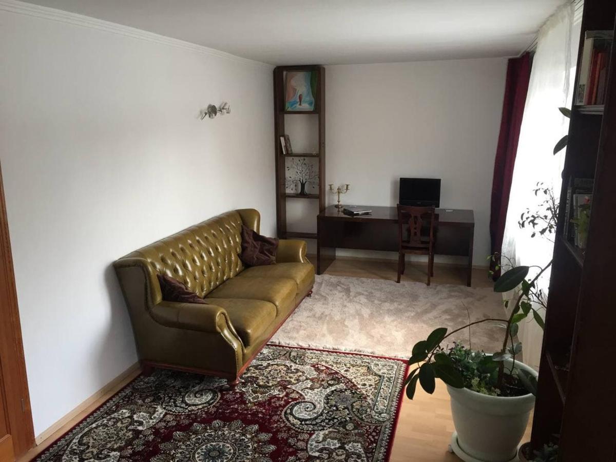 Guest House On Maksimova 9 Almaty Esterno foto