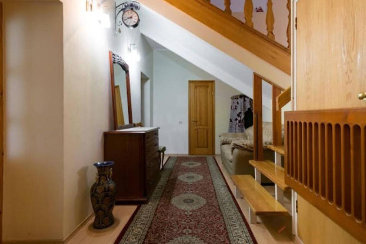 Guest House On Maksimova 9 Almaty Esterno foto